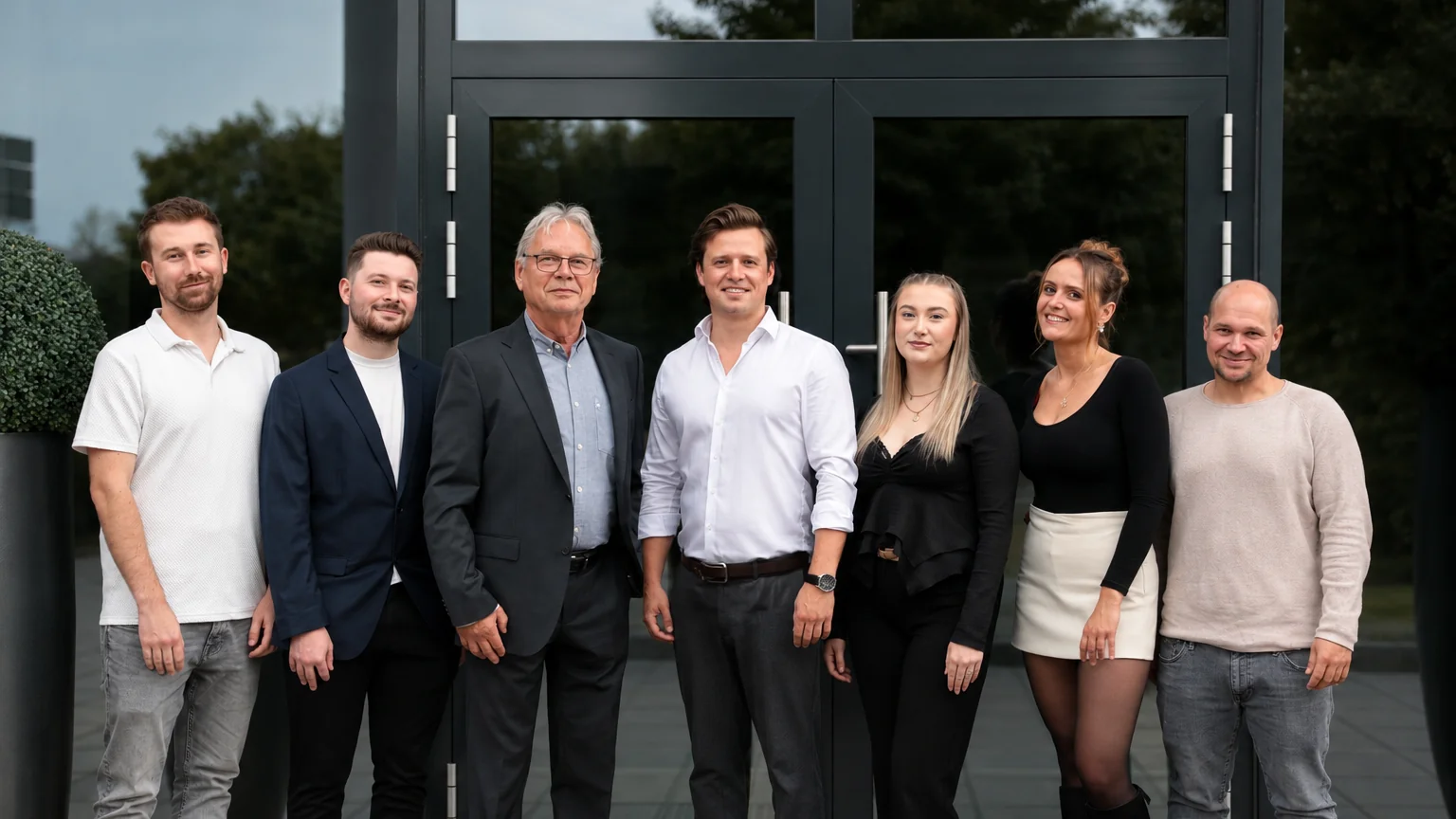 Das Team des Ingenieurbüros Makowka & Hanik vor dem Bürogebäude